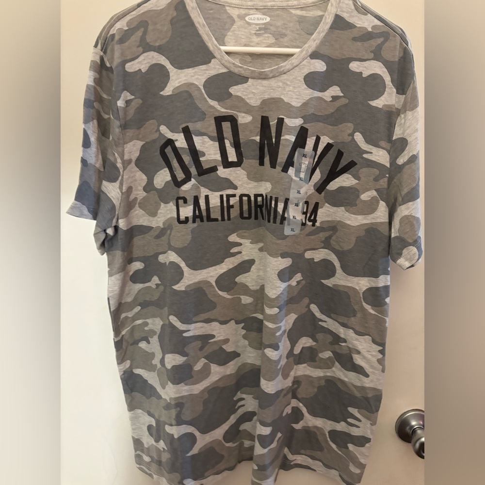 Old Navy Gray Short Sleeve Camo Tee